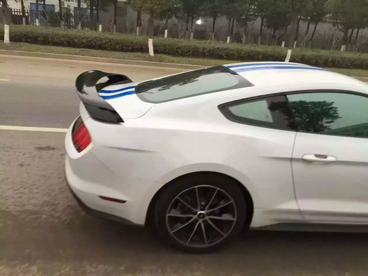 Side view white Mustang with spoiler